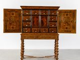 une armoire en bois comportant de nombreux tiroirs et portes