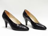 une paire de chaussures à talons hauts noires sur fond blanc