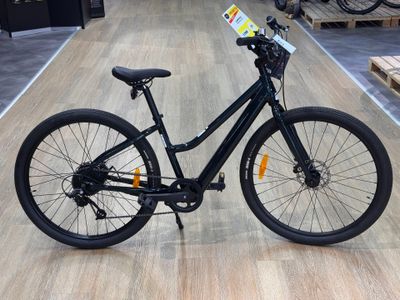 un vélo posé par terre dans un magasin