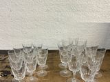 six verres à vin transparents posés sur une table en bois
