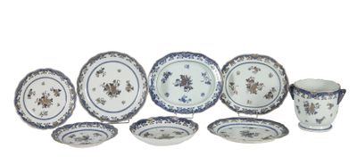 un ensemble d'assiettes et de tasses bleues et blanches posées sur une table