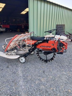 une image représentant un petit tracteur attelé à une remorque