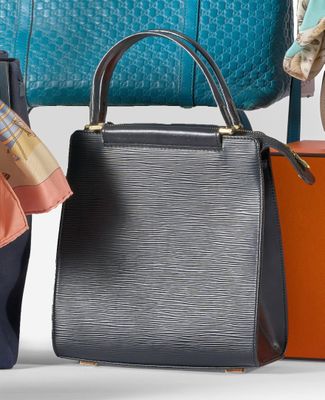 trois bagages posés les uns à côté des autres sur une surface blanche