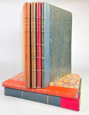 plusieurs livres empilés sur une surface blanche