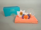 deux flacons de parfum posés sur une boîte rose