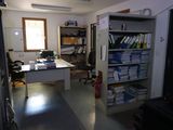 une pièce où se trouvent beaucoup de livres et un bureau