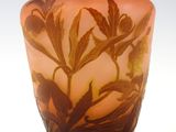 un vase en verre avec un motif floral