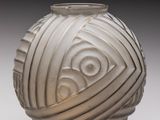 un vase blanc orné d'un motif en spirale