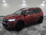 une voiture rouge garée dans un garage au sol en damier