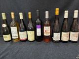 plusieurs bouteilles de vin sont alignées sur une table