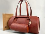 Sac à main Louis Vuitton en cuir Epi avec pochette assortie
