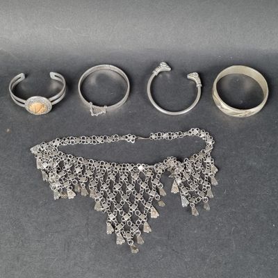 trois bagues en argent, deux bracelets en argent et un collier en argent