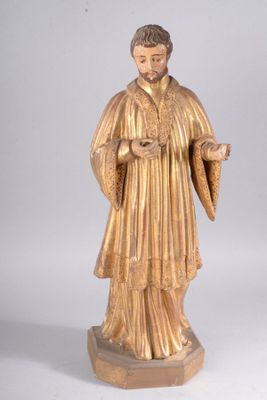 statue d'un homme vêtu d'une robe dorée et tenant une canne