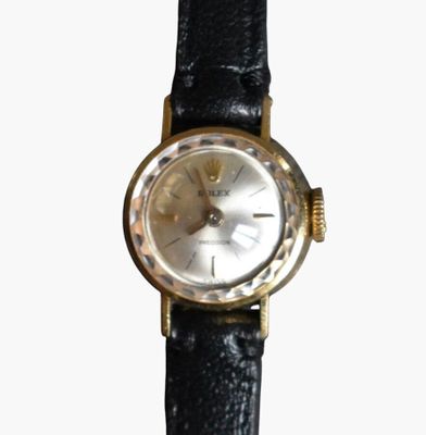 une montre posée sur un bracelet en cuir noir