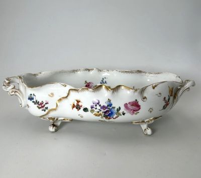 Réunion de parties de service en porcelaine comprenant : - U…