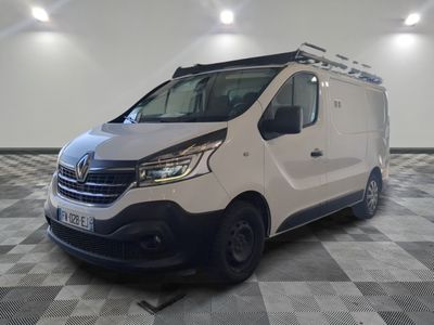 la camionnette blanche est garée sur le sol en damier d'une pièce