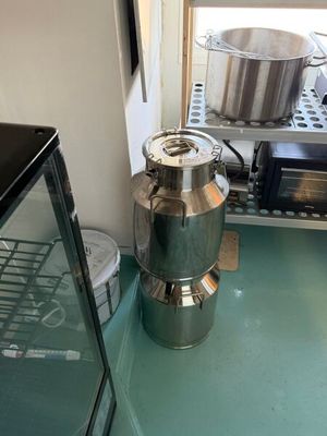 une photo d'une cuisine avec une grande casserole sur la cuisinière