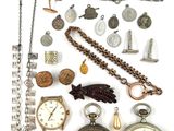 de nombreux modèles différents de montres et de colliers posés sur la table