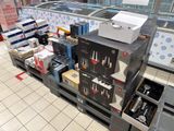 de nombreuses caisses de vin sur une palette dans un magasin