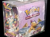 une boîte de jeu de cartes à collectionner Pokémon sur fond noir