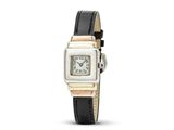 un gros plan d'une montre-bracelet avec un bracelet en cuir noir