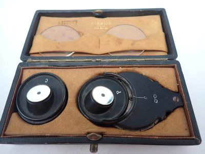 deux paires de lunettes dans un étui posé sur une table
