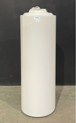 une photo d'un réservoir d'eau blanc posé sur un sol en béton