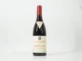 une bouteille de vin posée sur une table