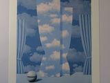 une photo d'une photo d'une fenêtre avec des nuages dans le ciel