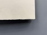 un morceau de papier coupé en deux