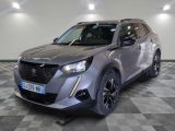 Le SUV argenté est garé sur le sol à damier du garage.