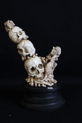 a sculpture of three skulls sitting on top of each other