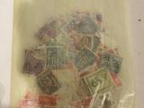 un sac rempli de timbres posé sur une table