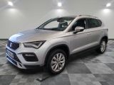 un SUV argenté garé dans une pièce au sol en damier