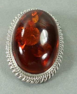 Gros plan sur une bague contenant une pierre rouge