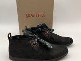 un gros plan sur une paire de chaussures avec une boîte en arrière-plan
