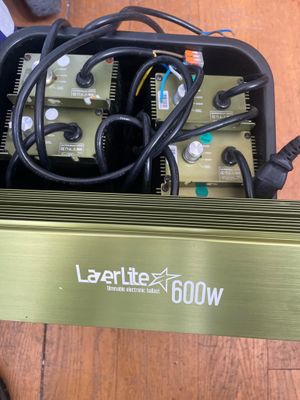 une boîte verte contenant tout un tas de fils