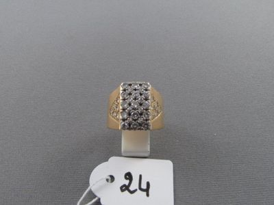 un gros plan d'une bague avec une étiquette posée sur une table