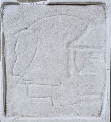 une image représentant une sculpture sur pierre représentant une femme