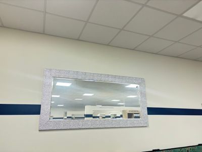 Un important miroir rectangulaire façon métal martelé argent… - Photo 1