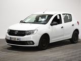 la dacia blanche est garée dans une pièce au sol en damier