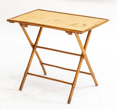 une petite table en bois sur laquelle est posé un plateau