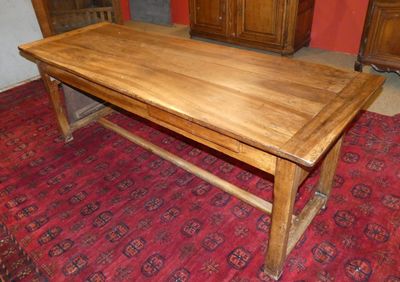 une table en bois avec un tapis rouge posé au sol