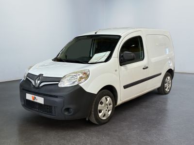 La petite camionnette blanche est garée dans une grande pièce.