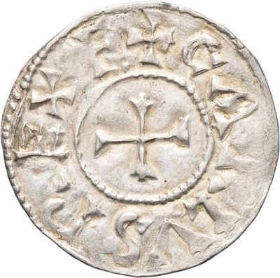 Gros plan sur une pièce de monnaie portant une croix