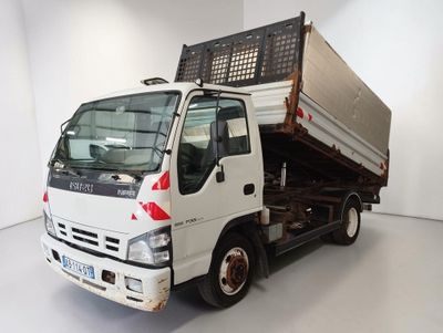 un camion blanc garé dans une pièce blanche