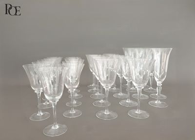 un grand nombre de verres à vin vides posés sur une table