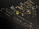 plusieurs types de colliers et de bracelets différents disposés sur une table