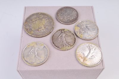 six pièces différentes posées dans une boîte sur une table