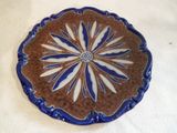 une assiette bleue et blanche ornée d'une fleur